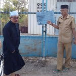 Pemilik lahan dan kuasa hukumnya sedang menyegel bangunan milik yayasan Abi Sujak.