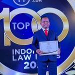 Pengacara dari Situbondo, Saleh, saat menerima penghargaan dalam ajang Top 100 Indonesian Law Firms 2023.