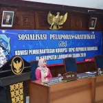 Fadeli saat memberikan sambutan dalam sosialisasi Pelaporan Gratifikasi di Pendopo Lokatantra, Lamongan.