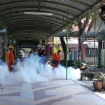 Petugas KKP Surabaya saat melakukan fogging di Asrama Haji Embarkasi Surabaya (AHES), Rabu (3/7) pagi. foto: YUDI ARIANTO/ BANGSAONLINE