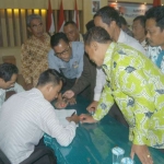 Sejumlah kepala desa di Situbondo saat menyerahkan urinenya ke petugas laboratorium di lantai 2 kantor Pemkab Situbondo.
