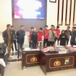 Para pelaku saat dihadirkan di konferensi pers Polrestabes Surabaya