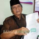 Ibnu Sulkan tengah membeber surat desakan ganti rugi. foto: YUDI EP/ BANGSAONLINE