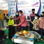 M Mas’ud Adnan, Komisaris Utama HARIAN BANGSA memberikan potongan pucuk tumpeng HUT ke-21 HARIAN BANGSA kepada anak yatim dari Panti Asuhan Al-Jihad Jemursari Surabaya  di Kantor HARIAN BANGSA Jalan Gayungsari Surabaya, Senin (1/3/2021). Foto: Nur Syaifuddin/ BANGSAONLINE.COM