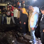 Gubernur Jatim Khofifah saat meninjau bencana amblesnya jalan dan ruko di kawasan Jompo, Jalan Sultan Agung, Kecamatan Kaliwates, Jember, Jawa Timur, Rabu (4/2/2020) dini hari.