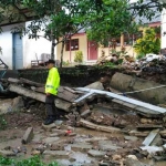 SMP PGRI Tulakan yang mengalami kerusakan cukup parah akibat diterjang longsoran. foto: istimewa