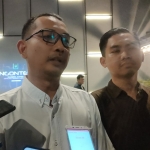 Kepala Kantor Imigrasi Kelas II Non TPI Kediri, Denny Irawan, saat memberi keterangan kepada awak media. Foto: MUJI HARJITA/ BANGSAONLINE