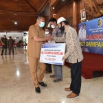 Penyaluran Bantuan Langsung Tunai (BLT) kepada masyarakat oleh Bupati Tulungagung, Gatut Sunu Wibowo di pendopo, Senin (14/11/2022)