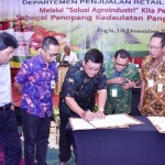 Dirsar PG Meinu Sadariyo (tengah) menandatangani SPJB disaksikan Komisaris PG Mahmud Nurwindu (kiri) dan Dirsar PI Achmad Tossin Sutawikara (dua dari kiri), dan perwakilan distributor PG.