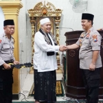 Kapolres AKBP Boby P Tambunan menyerahkan infaq untuk Baznas. Foto: A Fauzi/BANGSAONLINE