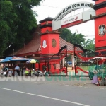 PKL di Alon-alon Kota Blitar yang bakal segera ditata ulang. foto: AKINA/ BANGSAONLINE