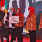 Gubernur Khofifah saat menyalurkan BLT DBHCHT secara simbolis di pabrik PT HM Sampoerna Tbk Rungkut II, Surabaya.