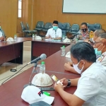 Bupati Bangkalan Abdul Latif Imron Amin bersama Kapolres dan Wakil Bupati, saat berdialog dengan Persaba.