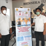 Kepala Desa Junrejo, Andi Faizal Hasan, saat menerima banner sosialisasi perundang-undangan cukai di Balai Desa Junrejo.