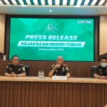 Kajari Tuban, Armen Wijaya bersama pejabat kejari lainnya.