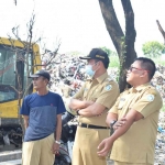 Bupati Lamongan, Yuhronur Efendi, saat berada di TPA Tambakrigadung.