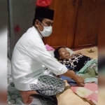Qosim ketika menjenguk warga sakit di Padang Bandung, Dukun. foto: ist.