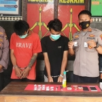 Dua remaja kakak beradik saat diamankan di Mapolsek Mojowarno. (foto: ist)