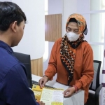 Petugas saat melayani seorang warga Kota Kediri yang akan mengurus SKCK. Foto: Ist.