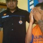 Pelaku kurir togel saat dimintai keterangan petugas. (Dendi Martoni/BangsaOnline.com)