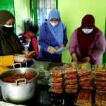 Petugas saat mengemas cabai untuk selanjutnya dibagikan kepada warga terdampak pandemi di sejumlah tempat di Kota Kediri. foto: ist.