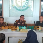Konferensi pers terkait dugaan korupsi dana bantuan politik (Banpol) DPC PDIP Kabupaten Pasuruan. Foto: M. ANDY FACHRUDIN/BANGSAONLINE