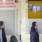 Kedua tersangka dan BB (inset) yang berhasil diamankan polisi.