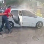 Petugas Damkar berusapa memadamkan api di dalam mobil.