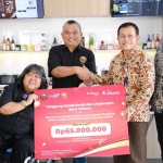 Direktur Kepatuhan Bank Jakarta, Ateng RIvai, didampingi Sekretaris Perusahaan Bank Jakarta, Arie Rinaldi, saat menyerahkan Bantuan penunjang pelatihan kepada Ketua Pembina Yasdi, Suty Karno.