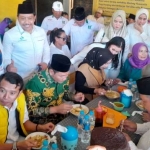 MAKAN BARENG: Adam Rusydi, Subandi, dan Mimik Idayana makan soto di kantor Golkar Sidoarjo, Kamis (16/5/2024). foto: MUSTAIN/ BANGSAONLINE.com