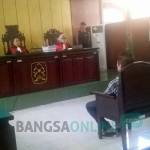 Sony Sandra saat menjalani persidangan di Pengadilan Negeri Kabupaten Kediri. foto: arif kurniawan/ BANGSAONLINE