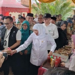 Gubernur Khofifah saat menghadiri pasar murah di Bangkalan.