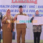 Bupati Gresik, Fandi Akhmad Yani, bersama wakilnya, Aminatun Habibah, saat launching UHC. Foto: SYUHUD/BANGSAONLINE
