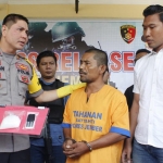 Kapolres Jember AKBP Alfian Nurrizal menghadirkan tersangka saat rilis di Mapolres setempat, Senin (30/9/2019).