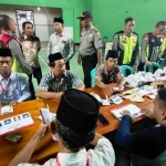 Kapolresta Kediri AKBP Miko Indrayana saat melihat kesiapan pelaksanaan pemilihan kepala desa di salah satu Desa. foto: ARIF KURNIAWAN/ BANGSAONLINE