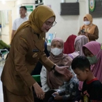 Wali Kota Kediri saat menyapa warga yang akan berobat. Foto: Ist