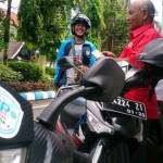 Stiker parkir berlangganan yang ditempel di kendaraan di wilayah Kabupaten Jombang. foto: RONY S/ BANGSAONLINE