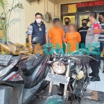 Kapolsek Manyar, AKP Windu Priyo Prayitno saat ekspos kedua pelaku beserta barang bukti. Foto: SYUHUD/BANGSAONLINE.com