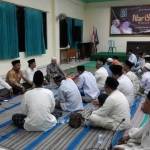 KHIDMAT- Wabup dan Ketua DPRD Sidoarjo (barisan sisi depan) saat mengikuti Nariyahan Nusantara, di Kantor DPC PKB Sidoarjo, Sabtu (17/9) malam. foto: MUSTAIN/ BANGSAONLINE
