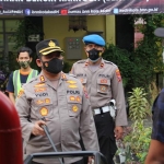 Kapolres Kediri Kota AKBP Wahyudi saat meninjau Posko PPKM di Kelurahan Mojoroto. foto: ist. 