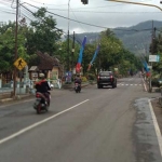 Perempatan Mbah Takim di sepanjang jalan Yos Sudarso rawan terjadi laka-lantas. foto: Yuniardi Sutondo/ BANGSAONLINE