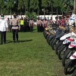 Bupati didampingi Kapolres Madiun saat meninjau kesiapan pasukan.