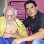 Kennedy Afonso adalah pekerja sosial bersama Joao Coelho de Souza, pria tertua di dunia. foto: repro mirror.co.uk