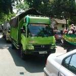BIKIN MACET: Kendaraan terpaksa berhenti dan harus berjalan merayap saat ada pawai taaruf.