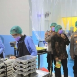 Kapolres Probolinggo saat meninjau menu makanan dan proses pembuatan program MBG di SPPG Maron.