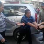 BERI KETERANGAN: Seorang saksi mata menggambarkan aksi perampokan, di Jl Majapahit, Kota Mojokerto. foto: gunadi/ BANGSAONLINE