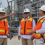 Menteri ESDM RI Arifin Tasrif (kiri) didampingi Dirjen Minerba Bambang Suwantono, dan Wakil Presiden Direktur PT Freeport Indonesia Jenpino Ngabdi, saat melakukan kunjungan ke proyek smelter PTFI. Foto: Ist.