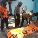 Korban dievakuasi usai ditemukan mengapung di sungai Bengawan Solo.