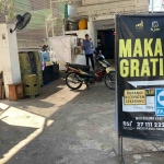 Masjid Pemuda di Kota Surabaya ini tiap hari menyediakan makan gratis dan penginapan gratis. Silakan mampir dan ibadah di masjjid mungil ini. Foto: M. SULTHON NEAGARA/ BANGSAONLINE