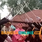 Gelar pedang pora mengiringi pelepasan Kapolres Madiun Kota, AKBP Suryono, bersama sang istri. Foto: HENDRO SUHARTONO/BANGSAONLINE